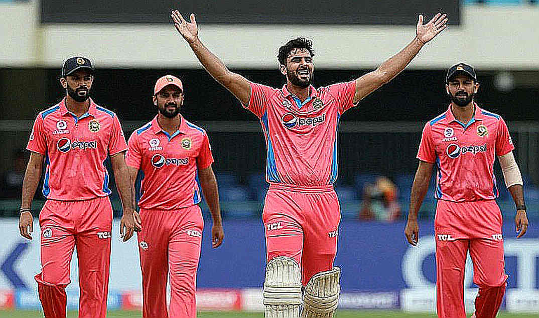 কমেন্ট্রি বক্স থেকে মাঠে: ক্রিকেটের বদলি বিধি আসলে যে সময়ের সাক্ষী