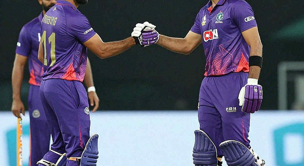 শেষ ওভারে ৮ রান: ৪২৯ তুলেও ইংল্যান্ড হারল কেন, আর রাওয়ালপিন্ডির ফ্ল্যাট ডেক কী বদলে দিল