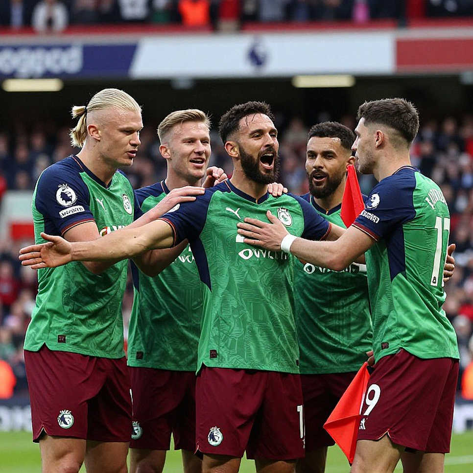 Behind the Back Three: A New Manager's First Exam and the 'Honeymoon Over' Trap Behind the Back Three: A New Manager's First Exam and the 'Honeymoon Over' Trap