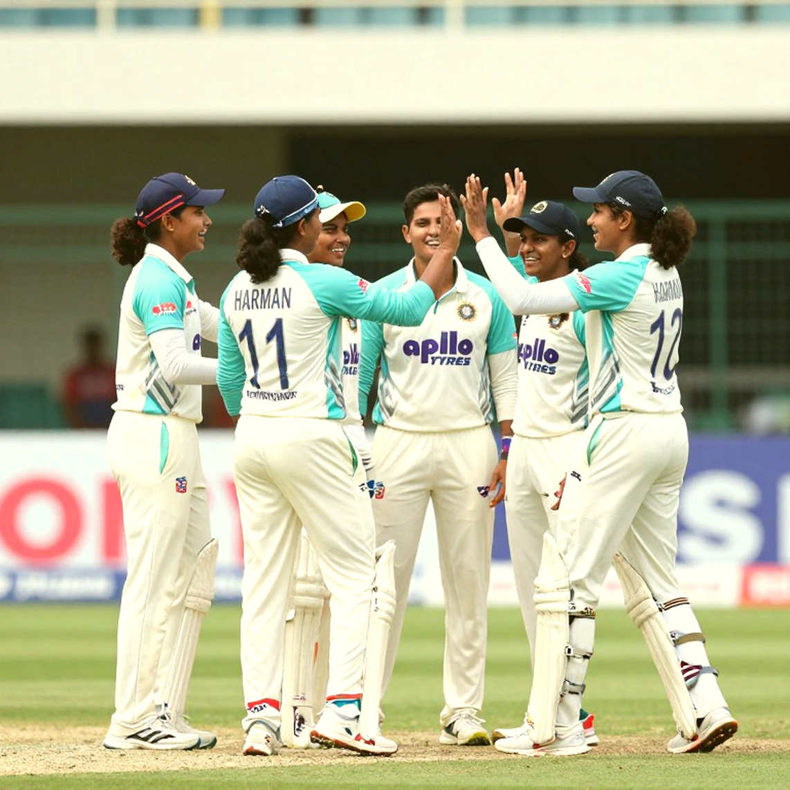 ১৮ বনাম ৪: হারমানপ্রীতের পরে ভারতের নারী দলের নেতৃত্বের ফরম্যাট-জ্যামিতি ১৮ বনাম ৪: হারমানপ্রীতের পরে ভারতের নারী দলের নেতৃত্বের ফরম্যাট-জ্যামিতি