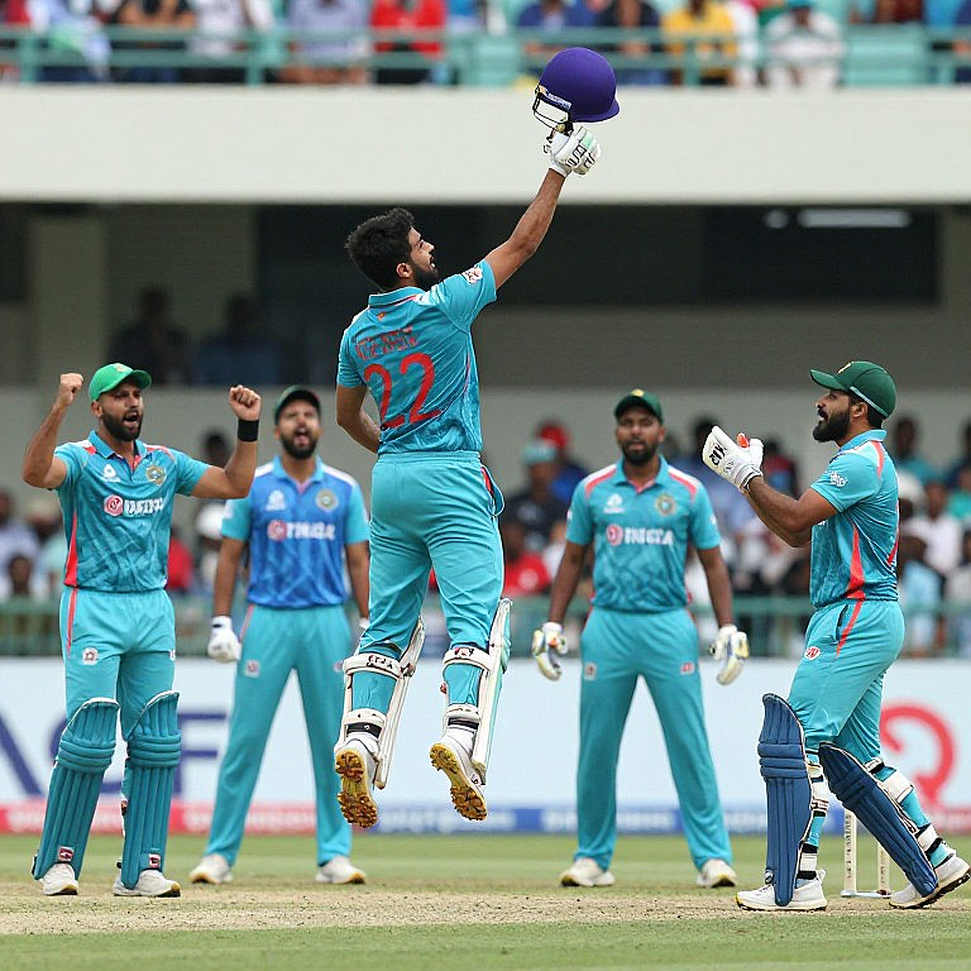 মিরপুরে আবার ব্যাটিং ধস: লিড পেলেও হারার শঙ্কায় বাংলাদেশ